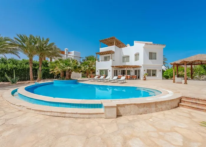 Beautiful 4-Bedroom White Villa In Phase V El Gouna, Heated Pool & Lagoon Villa *
