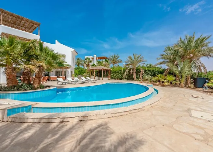 Beautiful 4-Bedroom White Villa In Phase V El Gouna, Heated Pool & Lagoon Villa *