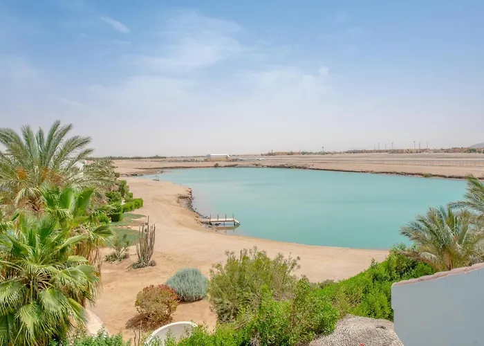 Beautiful 4-Bedroom White Villa In Phase V El Gouna, Heated Pool & Lagoon Villa *