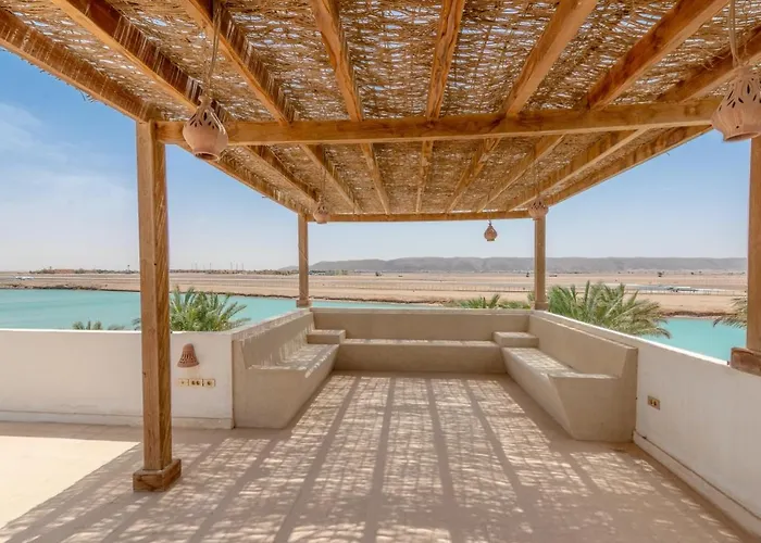 Beautiful 4-Bedroom White Villa In Phase V El Gouna, Heated Pool & Lagoon Villa