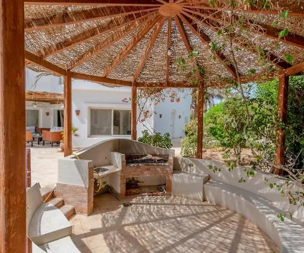 Beautiful 4-Bedroom White Villa In Phase V El Gouna, Heated Pool & Lagoon
