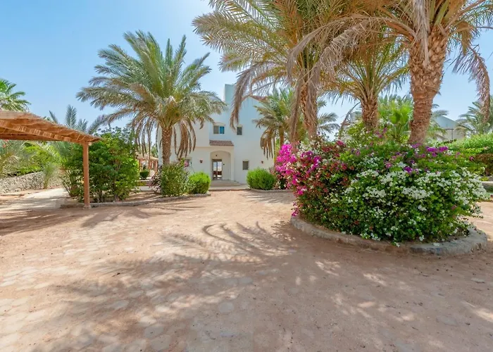Beautiful 4-Bedroom White Villa In Phase V El Gouna, Heated Pool & Lagoon Villa