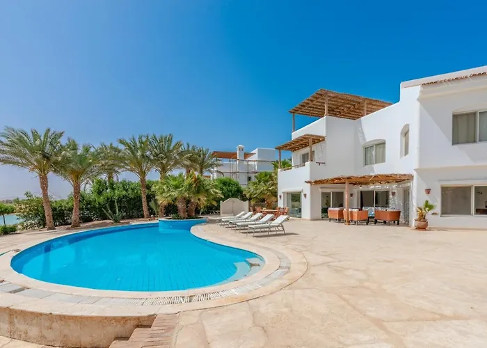 Beautiful 4-Bedroom White Villa In Phase V El Gouna, Heated Pool & Lagoon Villa