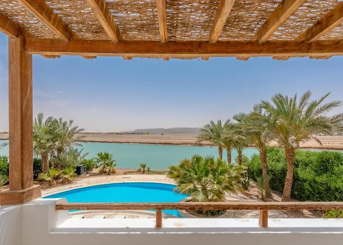 Beautiful 4-Bedroom White Villa In Phase V El Gouna, Heated Pool & Lagoon