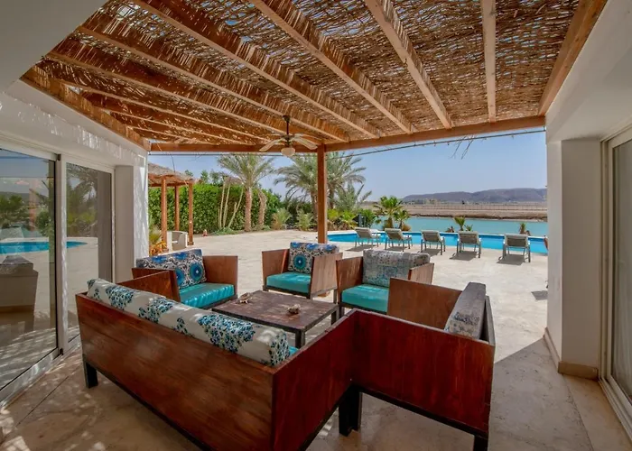 Beautiful 4-Bedroom White Villa In Phase V El Gouna, Heated Pool & Lagoon Hurghada