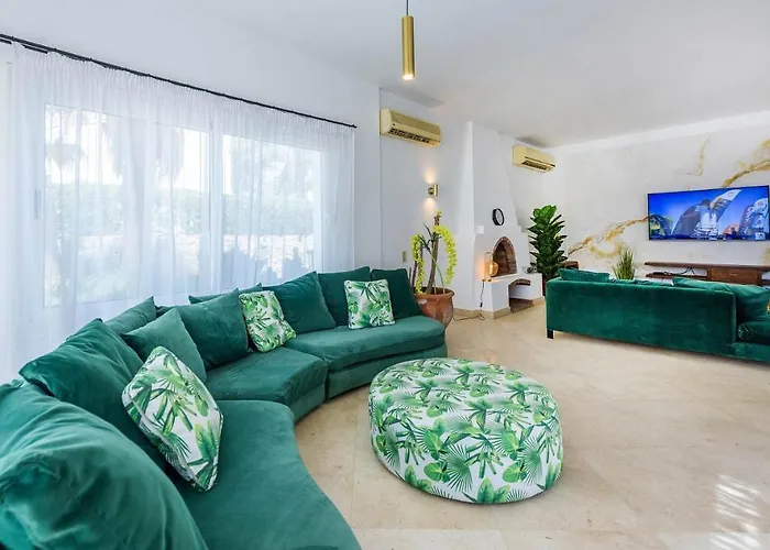 Beautiful 4-Bedroom White Villa In Phase V El Gouna, Heated Pool & Lagoon * Hurghada