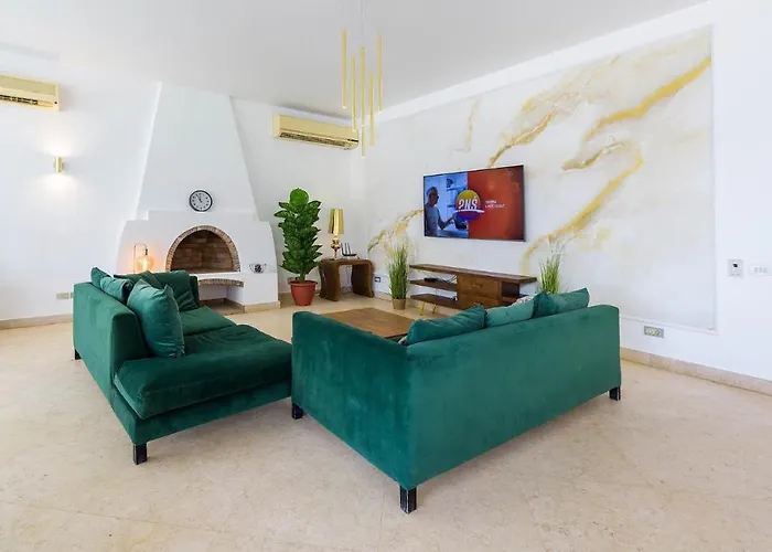 Beautiful 4-Bedroom White Villa In Phase V El Gouna, Heated Pool & Lagoon Hurghada