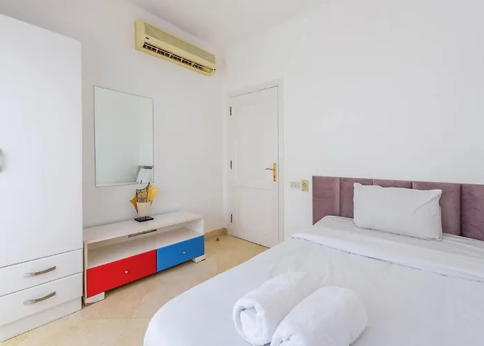 Beautiful 4-Bedroom White Villa In Phase V El Gouna, Heated Pool & Lagoon *