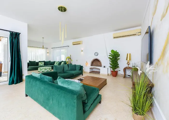 Beautiful 4-Bedroom White Villa In Phase V El Gouna, Heated Pool & Lagoon * Hurghada