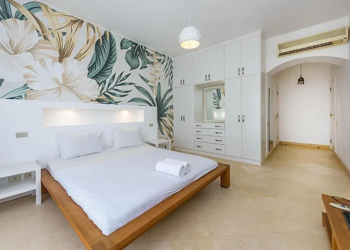 Beautiful 4-Bedroom White Villa In Phase V El Gouna, Heated Pool & Lagoon *