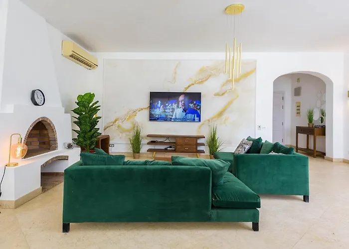 Beautiful 4-Bedroom White Villa In Phase V El Gouna, Heated Pool & Lagoon Hurghada