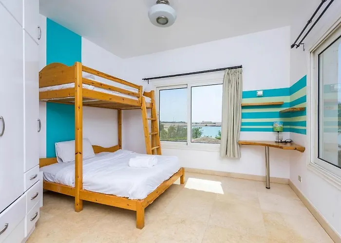 Beautiful 4-Bedroom White Villa In Phase V El Gouna, Heated Pool & Lagoon Villa Hurghada