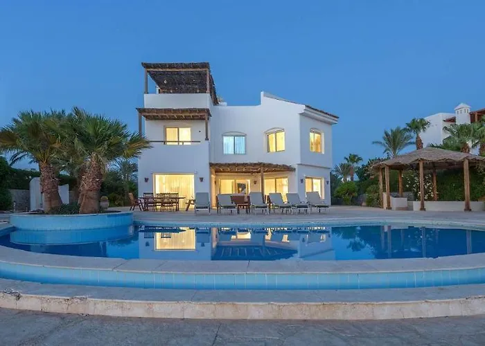 Beautiful 4-Bedroom White Villa In Phase V El Gouna, Heated Pool & Lagoon * Hurghada