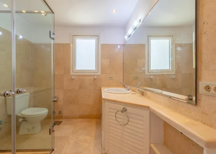 Beautiful 4-Bedroom White Villa In Phase V El Gouna, Heated Pool & Lagoon Villa *